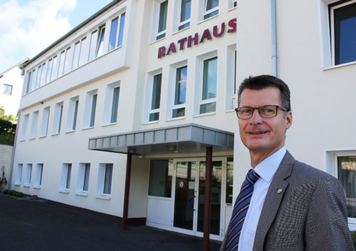 Bürgermeister Jan Lembach vor dem Rathaus in Schmidtheim